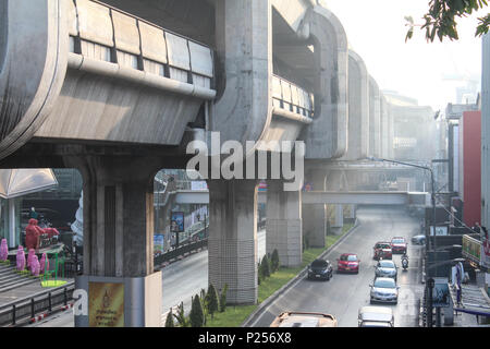 Bangkok, Thailand - Januar 2014: Stadtbild von Bankgok Stadtzentrum Straßenverkehr mit Sky Train Bahnhof Stockfoto