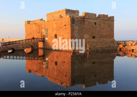 Die mittelalterliche Burg von Paphos, Zypern in der Morgendämmerung Stockfoto