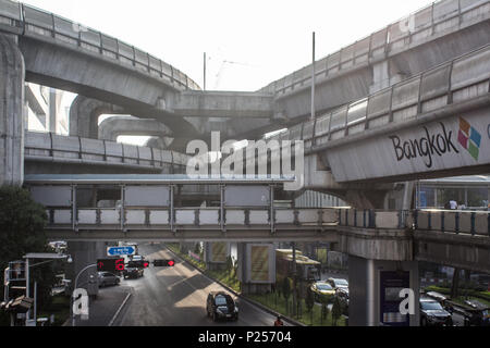 Bangkok, Thailand - Januar 2014: Stadtbild von Bankgok Stadtzentrum Straßenverkehr mit Sky Train Bahnhof Stockfoto