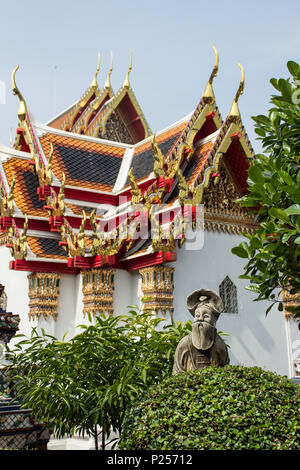 Bangkok, Thailand, Januar 2014: Stein Skulptur und Tempel Dach Detail im Wat Pho, Bangkok, Thailand Stockfoto