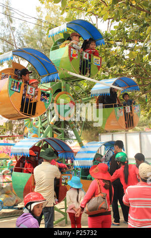 Phan Thiet, Vietnam - Januar 2014: Menschen und Kinder an Amusement Park/Kirmes im neuen Jahr in Phan Thiet, Vietnam Stockfoto