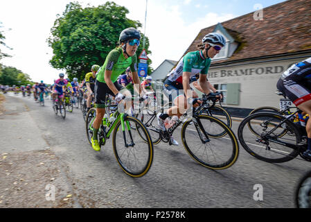 Das Radrennen DER OVO Energy Women's Tour of Britain führt durch Bramford, Suffolk, Großbritannien. Dani Rowe und Elisa Longo Borghini Rennen durch das Dorf Stockfoto