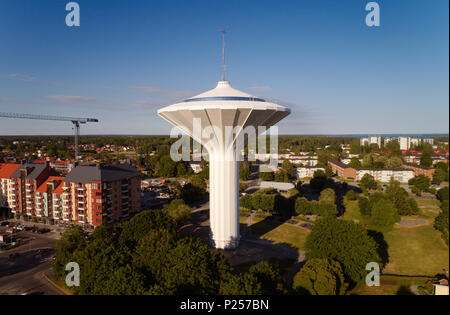 Orebro, Schweden - 8. Juni 2018: Luftaufnahme der pilzförmige Wasserturm Svampen mit Restaurant und Terrasse. Stockfoto