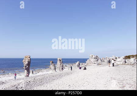 Faro, Schweden - 13. Mai 2016: Menschen am Meer Stapel an Langshammars in der schwedischen Provinz Gotland liegt. Stockfoto