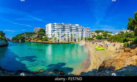 Panoramablick von Cala Ferrera Strand mit Menschen am Meer im Sommer Urlaub. Mallorca, Spanien Stockfoto