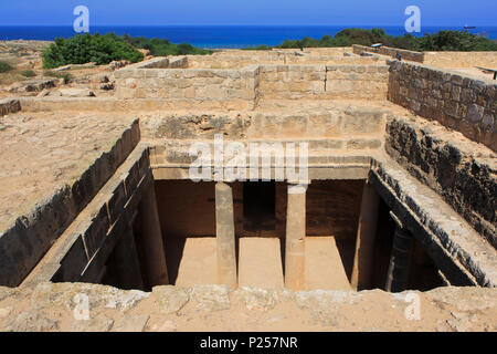 Eine unterirdische Begräbnisstätte mit dorischen Säulen an den Gräbern der Könige in Paphos, Zypern Stockfoto