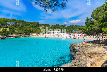 Türkisfarbenes sauberes Wasser in Cala Mondragó Strand auf Mallorca im Sommer, in Portugal Stockfoto