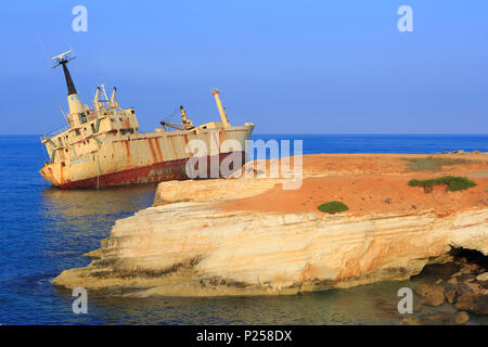 Die M/V Edro III Shipwreck off ruht die Felsen in der Nähe der Höhlen außerhalb von Ayia Thekla, Zypern seit 2011 Stockfoto