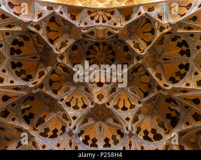 Offene Arbeit decke Ornament im Ali Qapu Palast in Isfahan Stockfoto