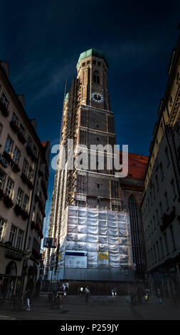 München, Frauenkirche/Dom zu Unserer Lieben Frau/Kathedrale Unserer Lieben Frau, dreischiffige, spätgotische Backsteinbau, Kathedrale des Erzbischofs von München und Freising, Gerüst, teilweise überdacht, Stockfoto