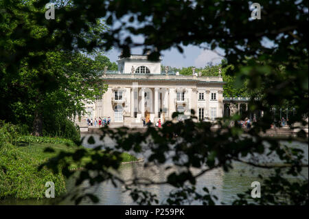 Klassische Palac na Wodzie (Palast auf dem Wasser) von Tylman van Gameren im 17. Jahrhundert entworfen und von Domenico Merlini im XVIII. Jahrhundert umgebaut für Stockfoto