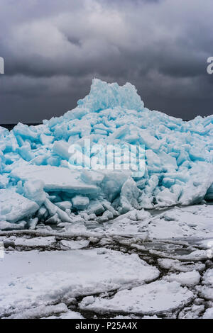 Blue Ice, Meaford, Georgian Bay, Ontario, Kanada, sechs Meter hohen Blue Ice tritt auf, wenn Schnee fällt, komprimiert ist, Luftblasen verdrängt werden und Eiskristalle vergrössern machen das Eis erscheinen blau Stockfoto