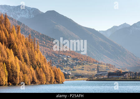 Der See von Livigno im Herbst, Provinz Sondrio, Lombardei, Italien, Europa Stockfoto