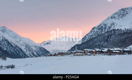 Das Dorf von Livigno im Winter Sonnenuntergang, Provinz Sondrio, Lombardei, Italien, Europa Stockfoto