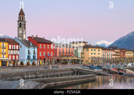 Das kleine Dorf von Ascona im Winter Sonnenuntergang, Lago Maggiore, Tessin, Schweiz, Europa Stockfoto