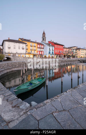 Der Hafen von Ascona am Lago Maggiore bei Sonnenuntergang, Kanton Tessin, Schweiz, Europa Stockfoto