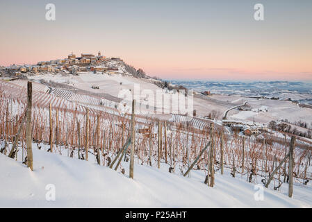 Den Sonnenaufgang in La Morra afrter verschneiten Nacht, Langhe, Provinz Cuneo, Piemont, Italien, Europa Stockfoto