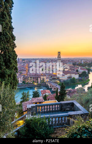 Hohe Betrachtungswinkel von Ponte Pietra (Steinbrücke) und die Kathedrale von Verona bei Sonnenuntergang. Verona, Venetien, Italien Stockfoto