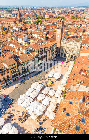 Hohen winkel Aussicht auf die Piazza delle Erbe (Hauptplatz). Verona, Venetien, Italien Stockfoto