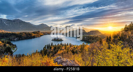 Erhöhten Blick auf See bei Sonnenaufgang Bled. Bled, Obere Krain, Slowenien Stockfoto