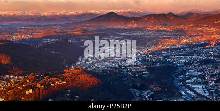 Panorama von Como (Lombardei, Italien) und Chiasso (Kanton Tessin, Schweiz), von Faro Voltiano von Brunate, Europa Stockfoto