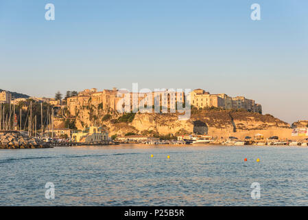 Tropea, Provinz Vibo Valentia, Kalabrien, Italien. Die kleine Stadt Tropea vom Meer aus gesehen. Stockfoto