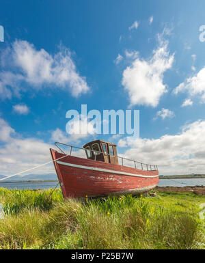 Holz- Fischerboot in Roundstone. Galway, Provinz Connacht, Irland. Stockfoto