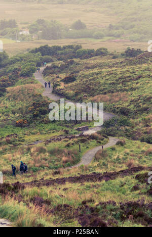 Letterfrack, den Connemara National Park, Galway, Ireland. Wanderer auf dem Pfad Stockfoto