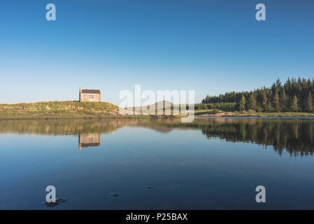 Haus am Ufer des Ballynahinch Lake. Connemara, Galway, Provinz Connacht, Irland. Stockfoto