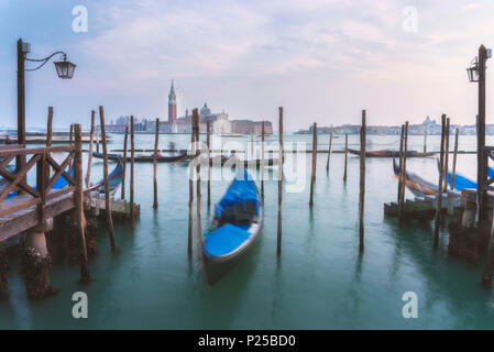 Gondeln gebunden bis zu Holzpfähle auf dem Canal Grande, im Hintergrund das Kloster San Giorgio Maggiore, Venedig, Venetien, Italien Stockfoto