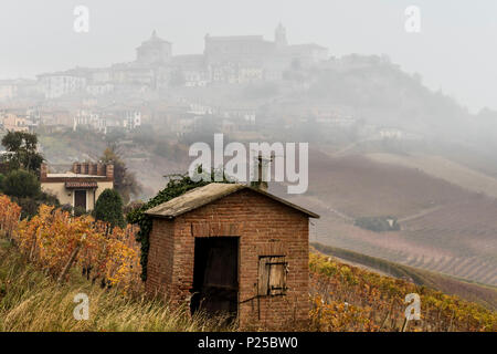 Langhe, Cuneo, Piemont, Italien. Barolo wein Region, La Morra Dorf Stockfoto
