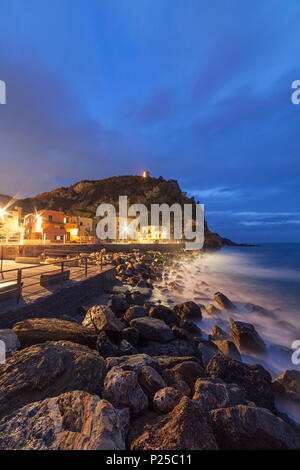 Dämmerung auf Punta Crena mit Saracena Turm, Finale Ligure, Provinz Savona, Ligurien, Italien Stockfoto