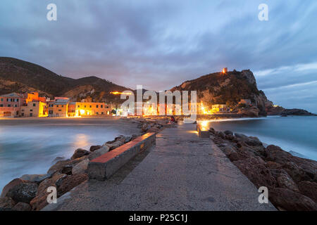 Dämmerung auf und Punta Crena Alassio, Finale Ligure, Provinz Savona, Ligurien, Italien Stockfoto