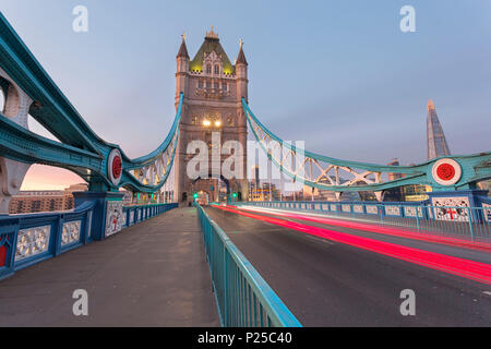 Autos auf der Tower Bridge, London, Großbritannien, Großbritannien Stockfoto