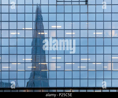 Das Hochhaus namens Shard spiegelt sich auf dem Windows von Northern & Shell Gebäude, London, England, Großbritannien Stockfoto