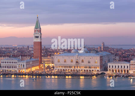 Blick auf San Marco Platz vom Glockenturm der Abtei von San Giorgio Maggiore bei Dämmerung, Venedig, Venetien, Italien Stockfoto