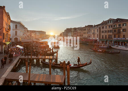 Sonnenuntergang am Canal Grande von der Rialtobrücke, Venedig, Venetien, Italien Stockfoto