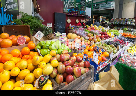 Obst stand auf der Borough Market, London, Großbritannien, Großbritannien Stockfoto