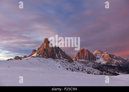 Letzte Lichter auf Nuvolao und Tofane Gruppen von Giau, Dolomiten, Giau, San Vito di Cadore, Provinz Belluno, Venetien, Italien Stockfoto