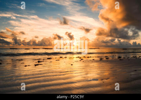 Osten Afrika, Tansania, Sansibar, Sonnenaufgang am Strand von Kiwengwa. Stockfoto
