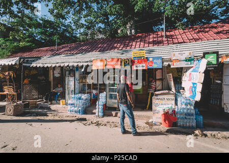 Osten Afrika, Tansania, Sansibar, Straße mit Geschäften von Stone Town. Stockfoto