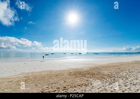 Osten Afrika, Tansania, Sansibar, Kiwengwa Beach an einem Sommertag bei Ebbe. Stockfoto