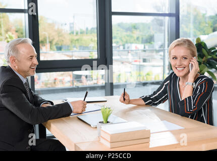 Ausgereifte Kollegen zusammen arbeiten in modernen Büro Stockfoto