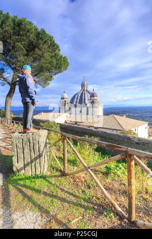 Mädchen schaut die Basilika von Santa Margherita in Montefiascone, Provinz Viterbo, Latium, Italien Stockfoto