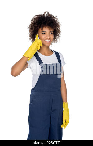 Portrait von lächelnden african american Cleaner sprechen auf dem Smartphone isoliert auf weißem Stockfoto