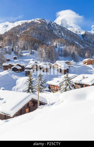 Traditionelle Dorf Blatten mit Blick aufs Matterhorn im Hintergrund. Zermatt, Wallis/Wallis, Schweiz. Stockfoto