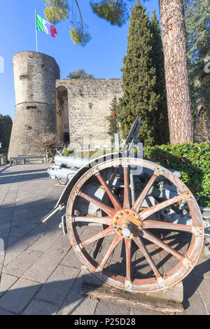 Artillerie im Park von rimembranze (Parco delle Rimembranze), Außerhalb der Festung Rocca di Bergamo (Bergamo) ausgesetzt. Bergamo, Lombardei, Italien. Stockfoto