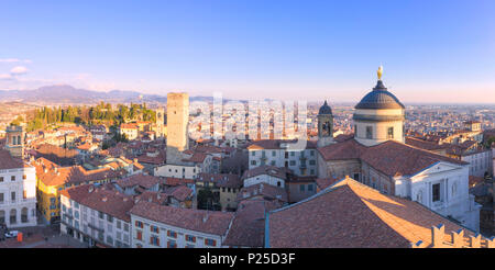 Das historische Zentrum der Oberstadt von oben. Bergamo, Lombardei, Italien. Stockfoto