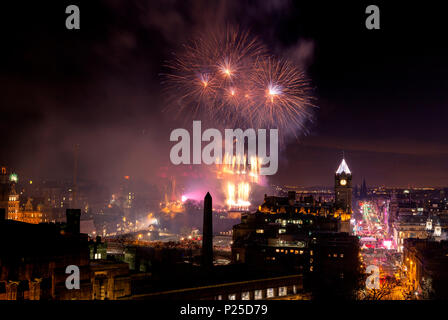 Silvester in Edinburgh, Feuerwerk von Calton Hill. Schottland, Großbritannien Stockfoto