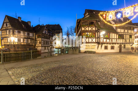 In der Nacht Petit France, Straßburg, Elsass, Grand Est, Bas-Rhin, Frankreich Stockfoto